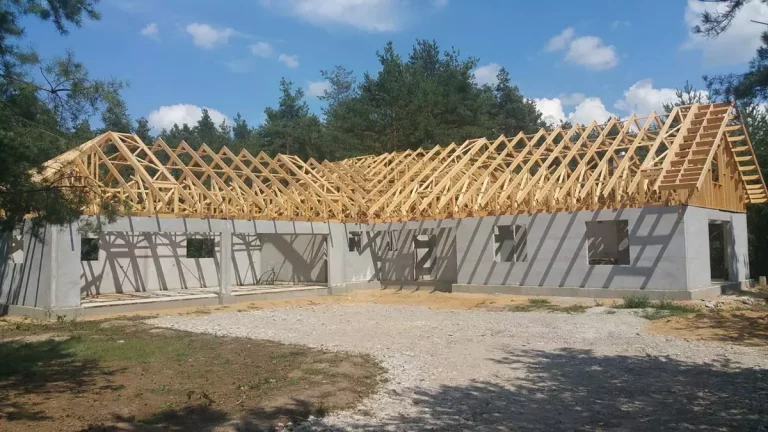 Jak przygotować działkę pod montaż gotowej konstrukcji drewnianej?